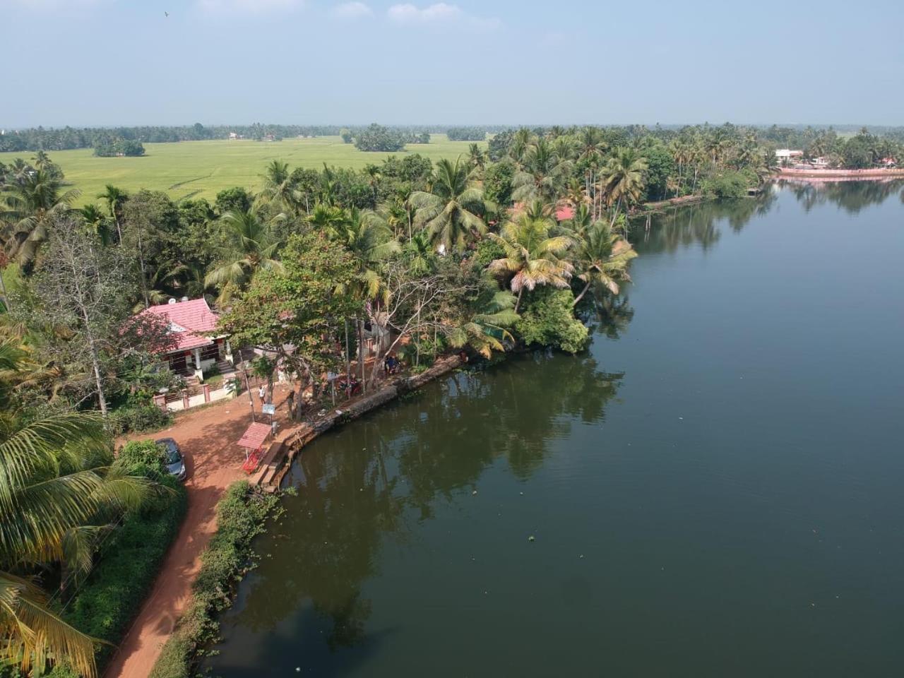 Punerjeni Homes Alappuzha Exteriör bild