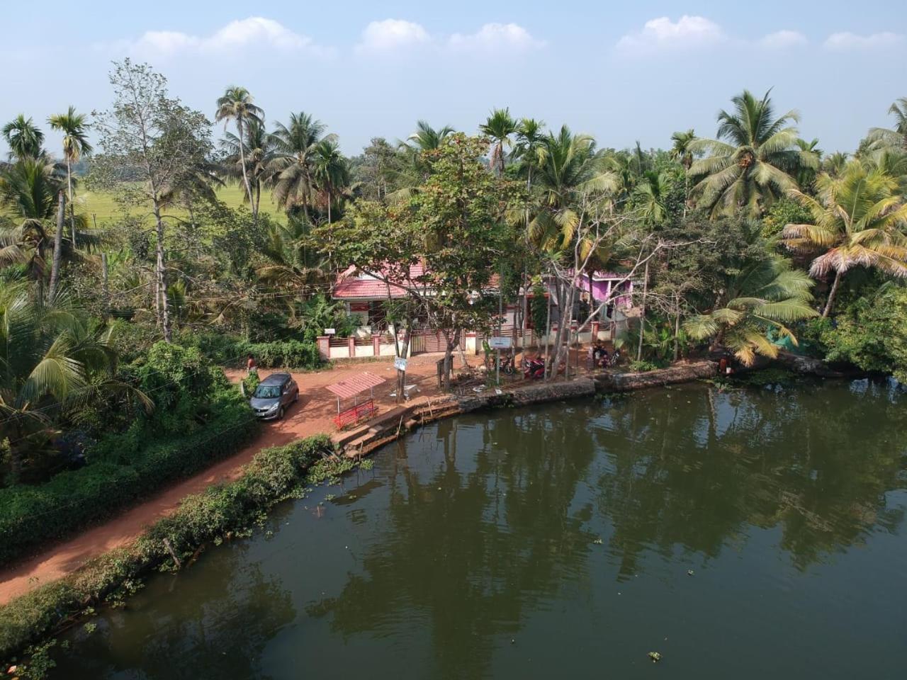 Punerjeni Homes Alappuzha Exteriör bild