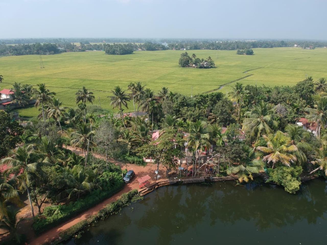 Punerjeni Homes Alappuzha Exteriör bild
