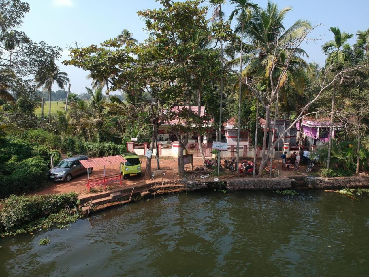 Punerjeni Homes Alappuzha Exteriör bild